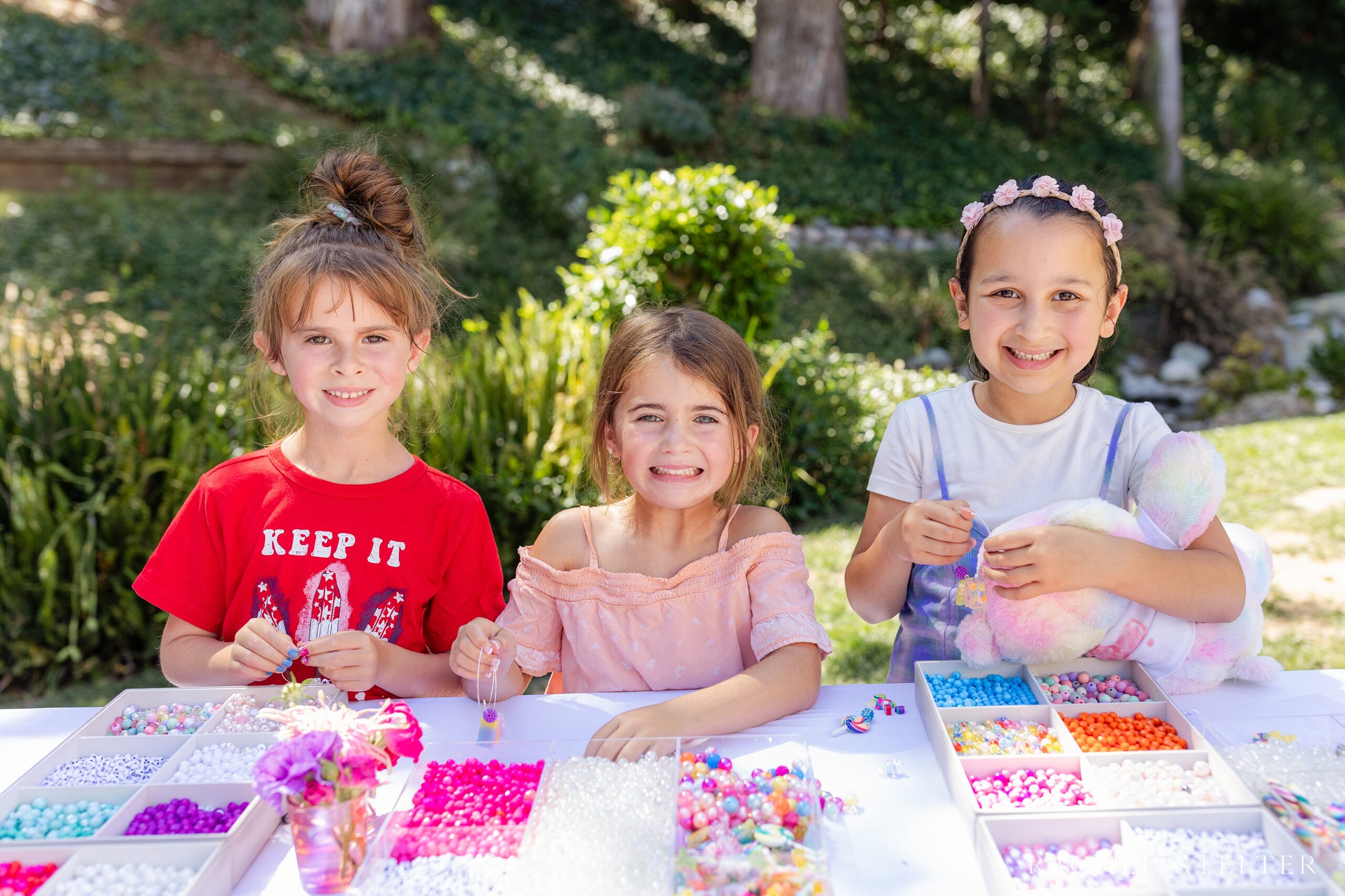 kids make necklaces at craft station by Little Artist Party